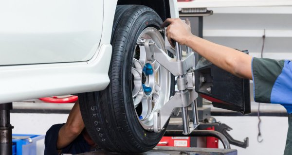 А как часто вы выполняете регулировку углов установки колес на своем автомобиле?